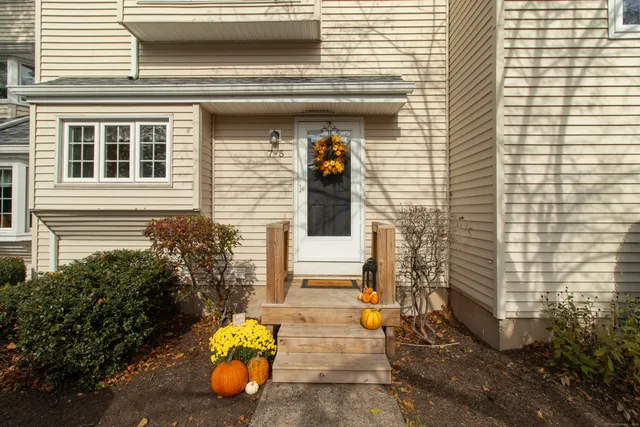 $249,900 | 7 West Meadow Lane, Unit 5, Middletown, CT 06457