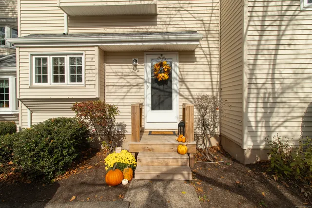 $249,900 | 7 West Meadow Lane, Unit 5, Middletown, CT 06457