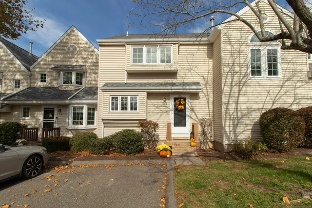 $249,900 | 7 West Meadow Lane, Unit 5, Middletown, CT 06457