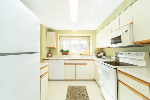 $249,900 | 7 West Meadow Lane, Unit 5, Middletown, CT 06457