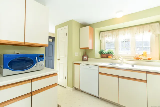 $249,900 | 7 West Meadow Lane, Unit 5, Middletown, CT 06457