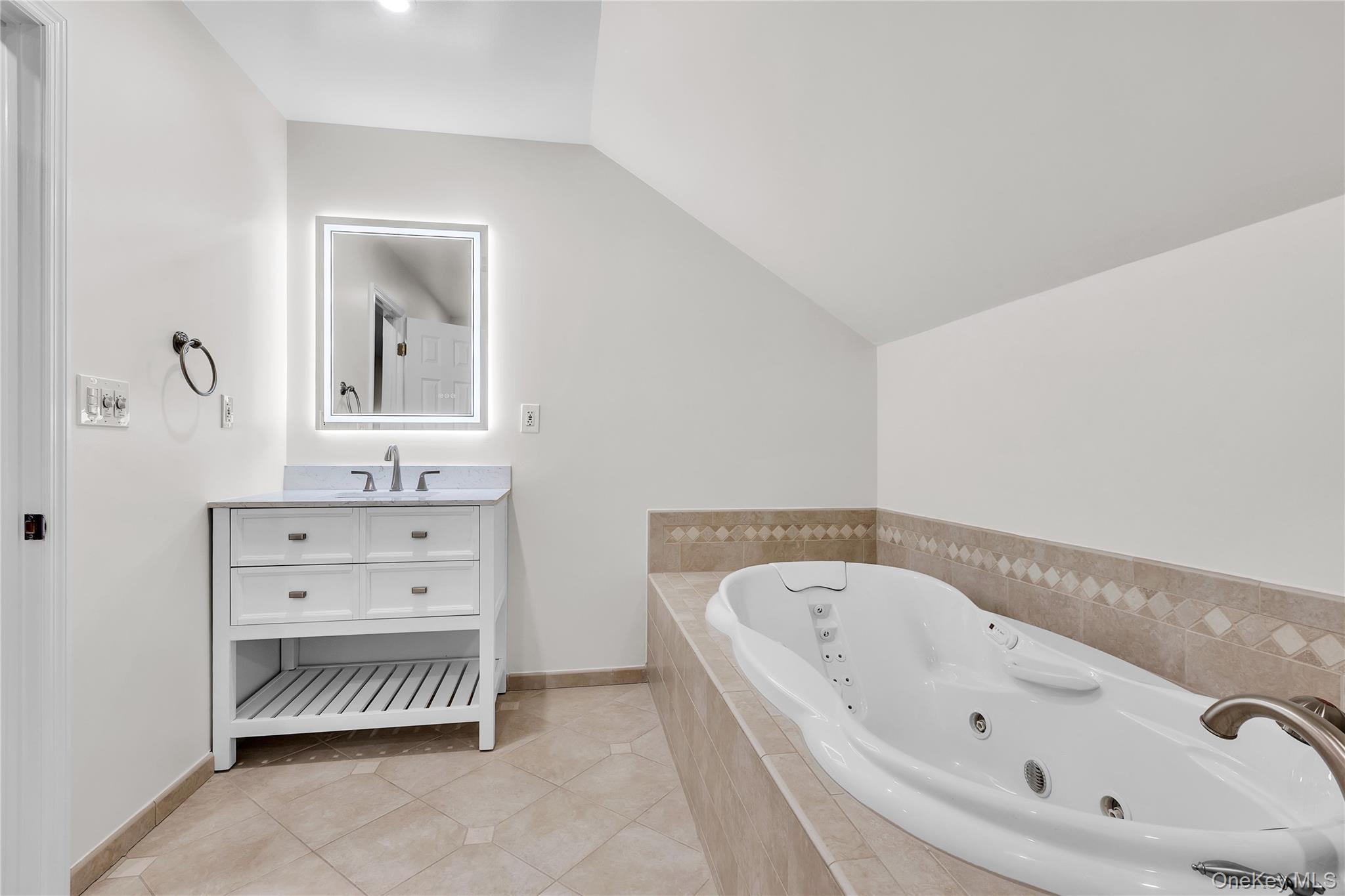 43 Park Road Goldens Bridge, NY 10526 - Photo 18 of 27 a bathroom with a bathtub and a sink