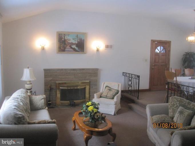 11816 Fort Washington Road Fort Washington, MD 20744 - Photo 6 of 21 LIVING ROOM