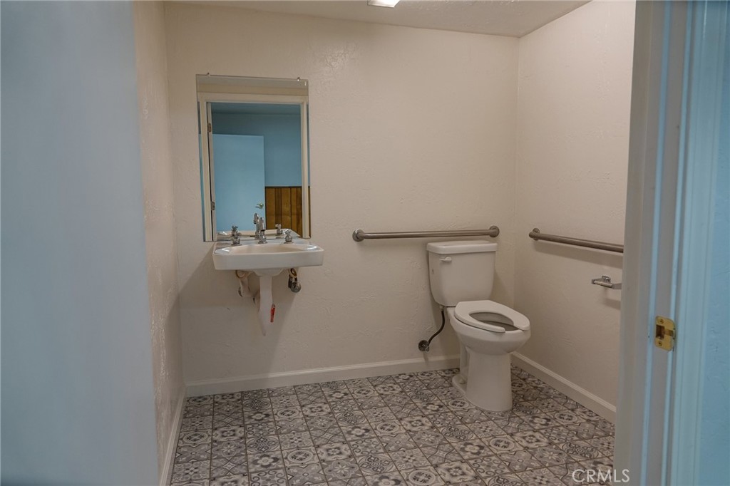 559 East Chico, CA 95926 - Photo 20 of 32 a bathroom with a toilet