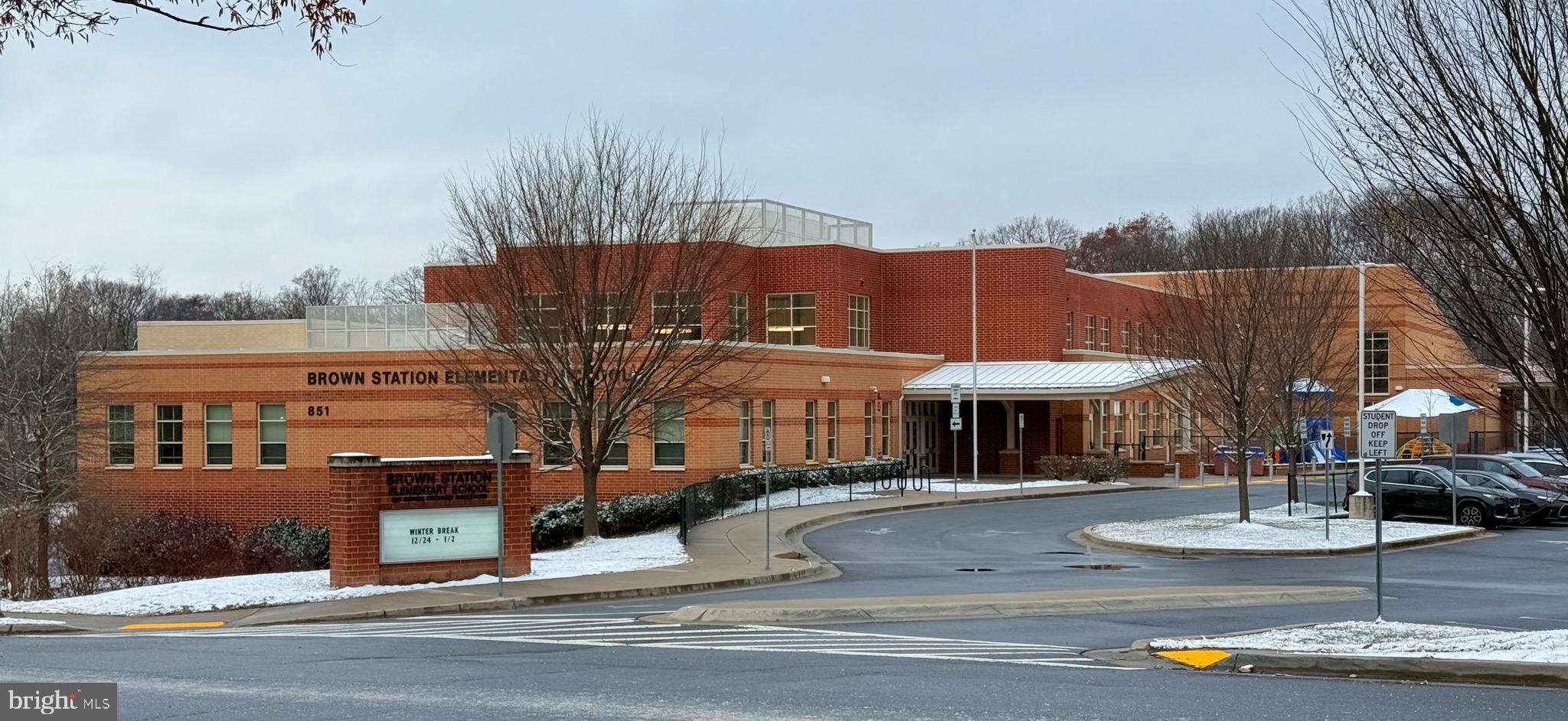 730 Quince Orchard Boulevard, Unit 730101 Gaithersburg, MD 20878 - Photo 30 of 47 a view of a building with a garden