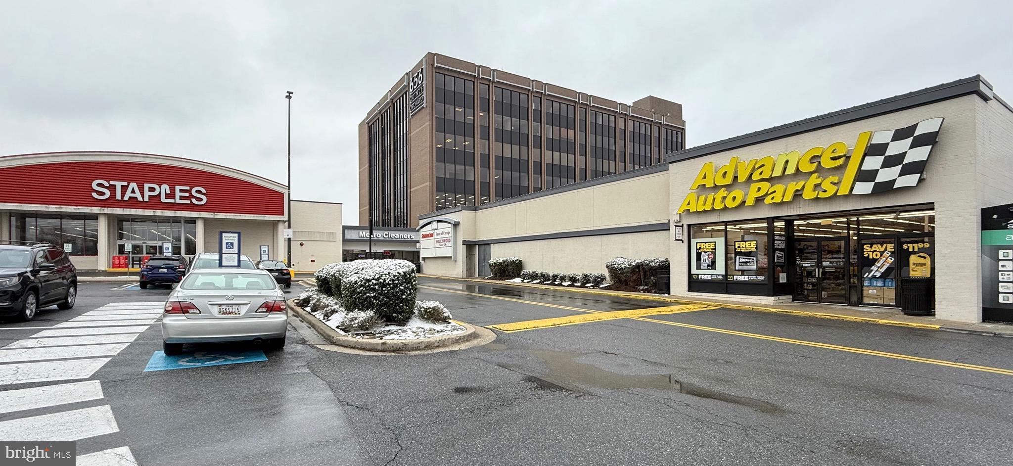 730 Quince Orchard Boulevard, Unit 730101 Gaithersburg, MD 20878 - Photo 42 of 47 a view of a street with sitting area