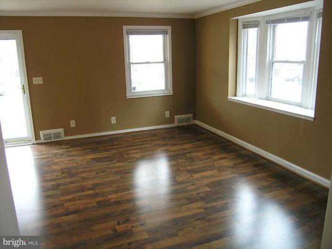 1359 Stonewood Road Baltimore, MD 21239 - Photo 18 of 29 Living Room