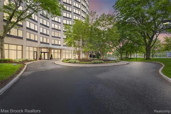 $189,900 | 5000 Town Centre, Unit 2605, Southfield, MI 48075