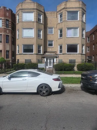 $1,950 | 6926 South Paxton Avenue, Unit 1N, Chicago, IL 60649