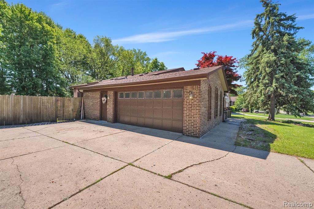 18823 Millar Road Clinton Township, MI 48036 - Photo 9 of 37
