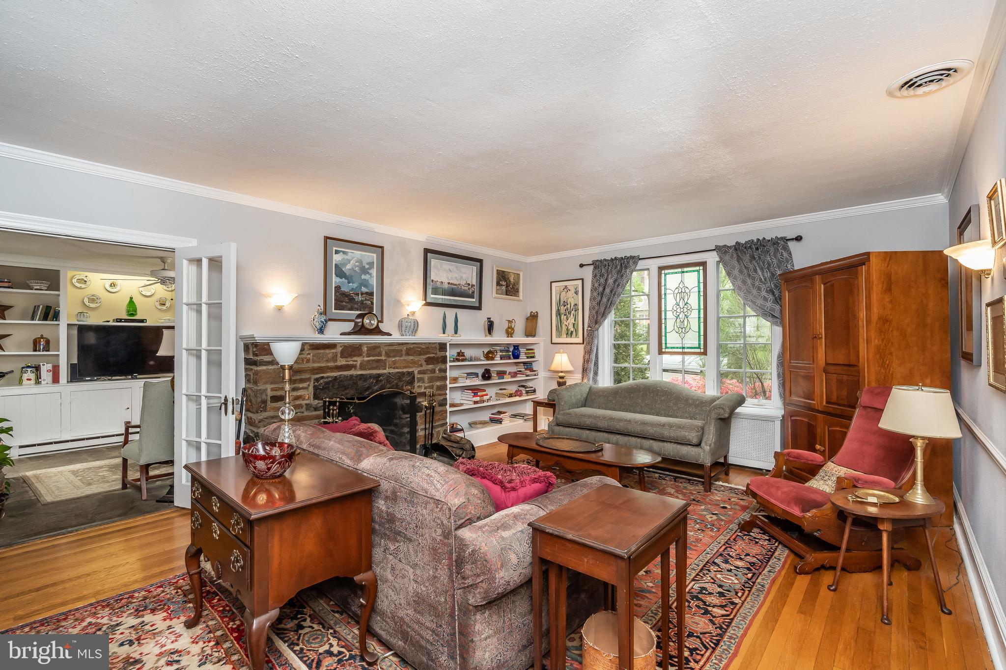 322 Broxton Road Baltimore, MD 21212 - Photo 5 of 46 Spacious formal living room leading to the sunroom