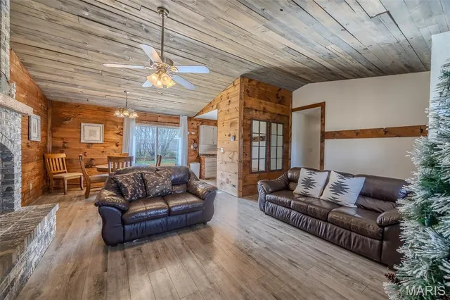 $245,000 | 22622 Green Hills Road, Lebanon, MO 65536