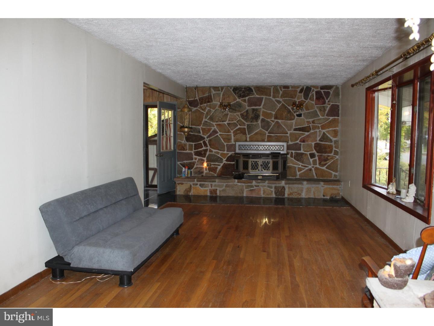 245 Rutgers Avenue Hamilton, NJ 08619 - Photo 3 of 19 Living Room