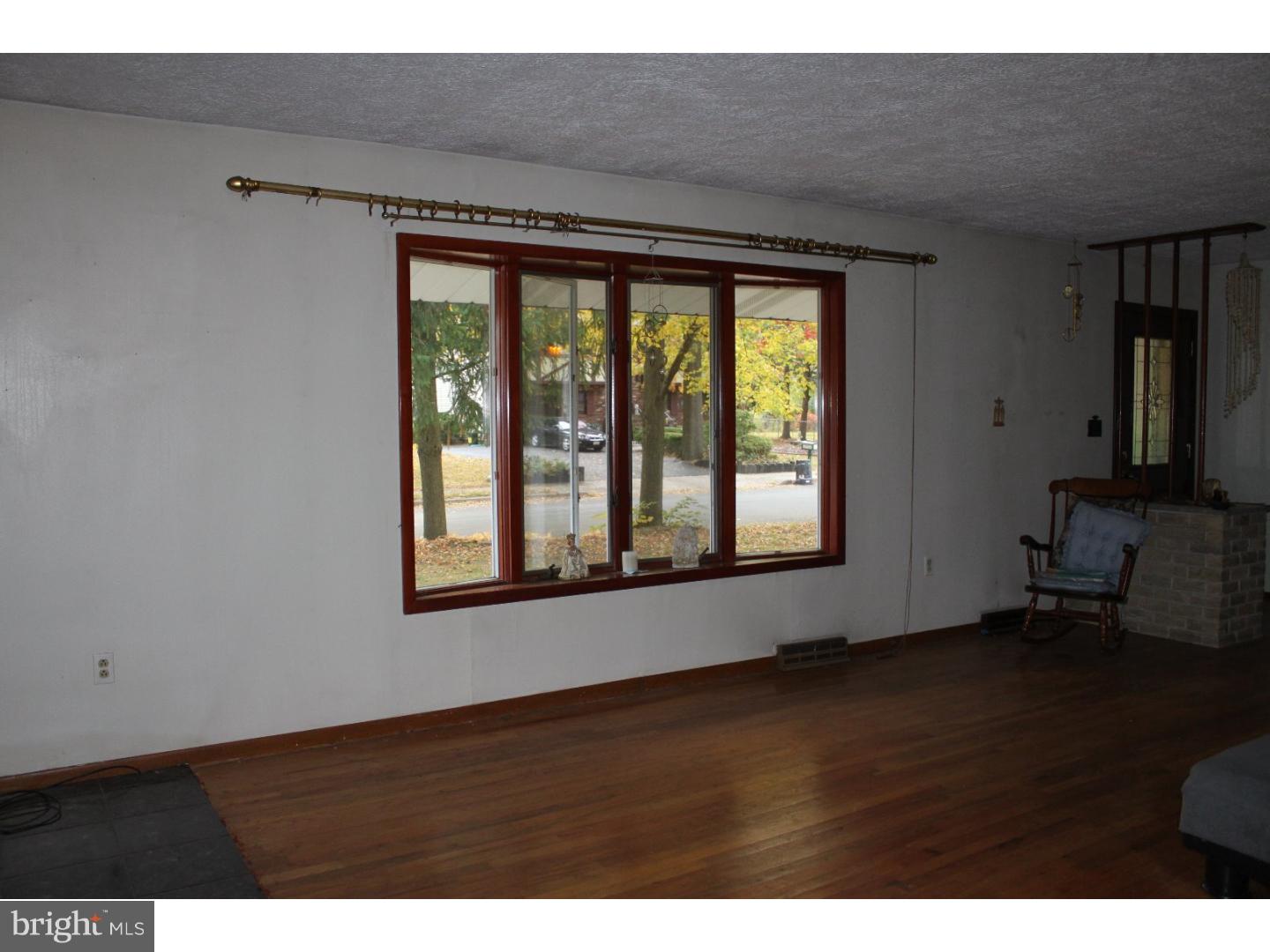 245 Rutgers Avenue Hamilton, NJ 08619 - Photo 5 of 19 Living Room