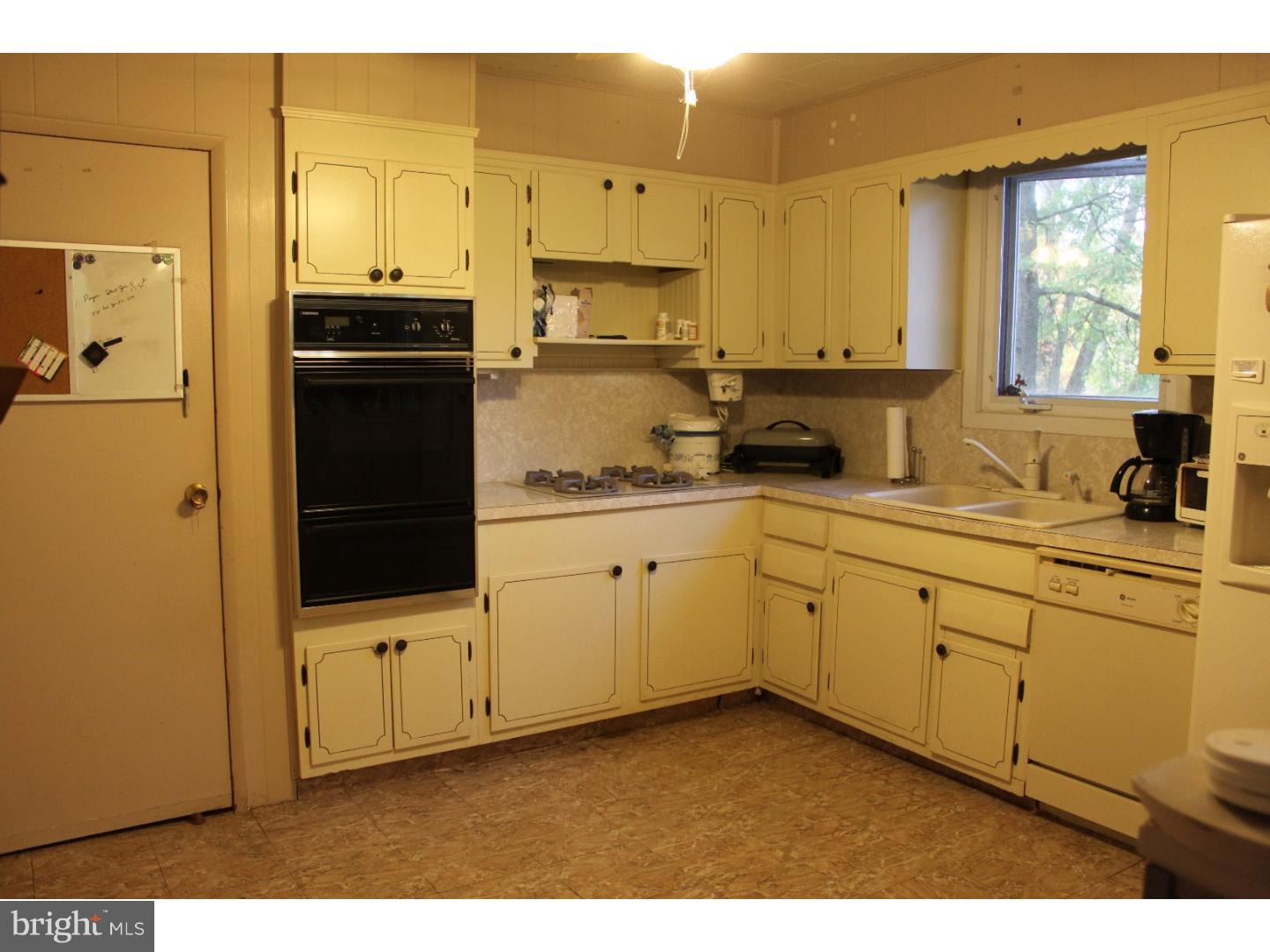 245 Rutgers Avenue Hamilton, NJ 08619 - Photo 6 of 19 Kitchen