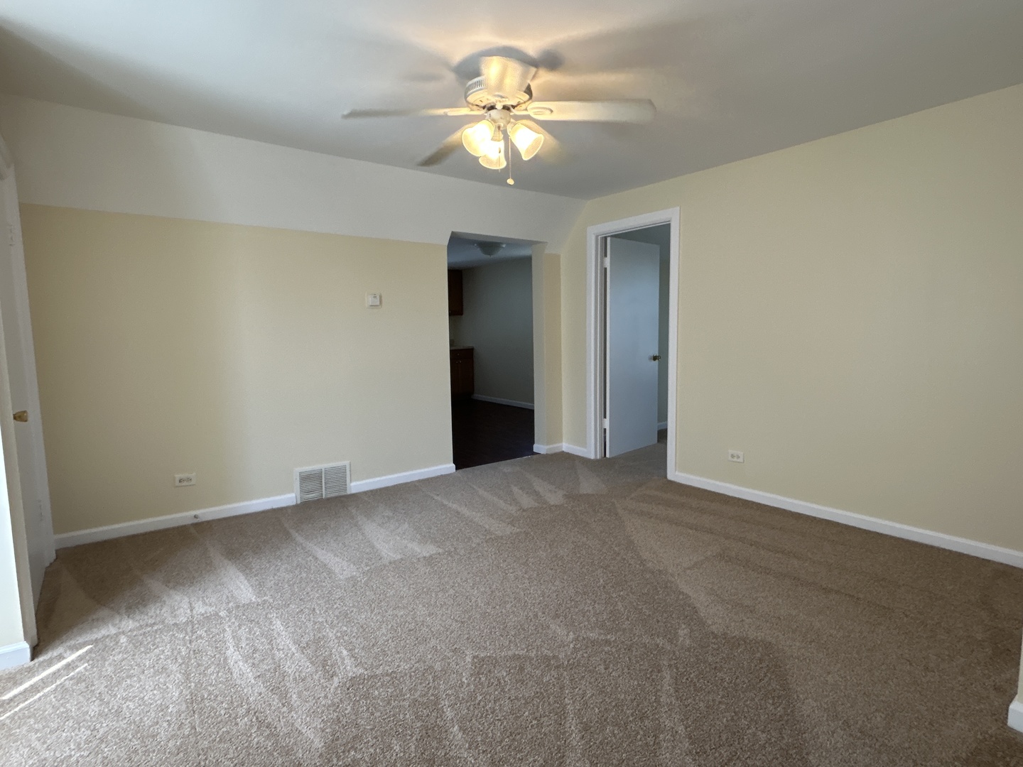 418 St Charles Street, Unit B Elgin, IL 60120 - Photo 3 of 8
