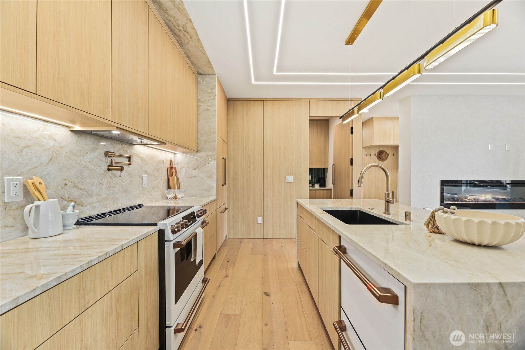 7358 33rd Avenue Northeast Seattle, WA 98115 - Photo 11 of 34