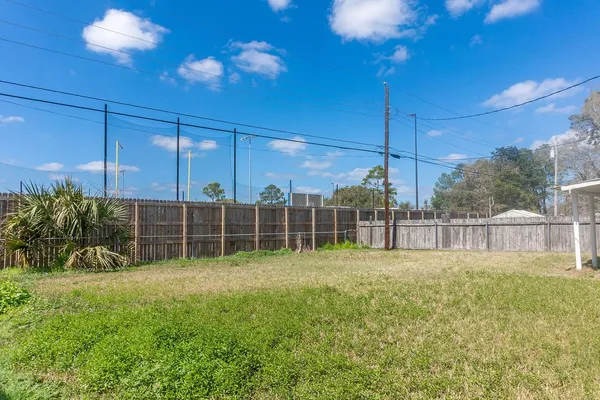 a view of a backyard