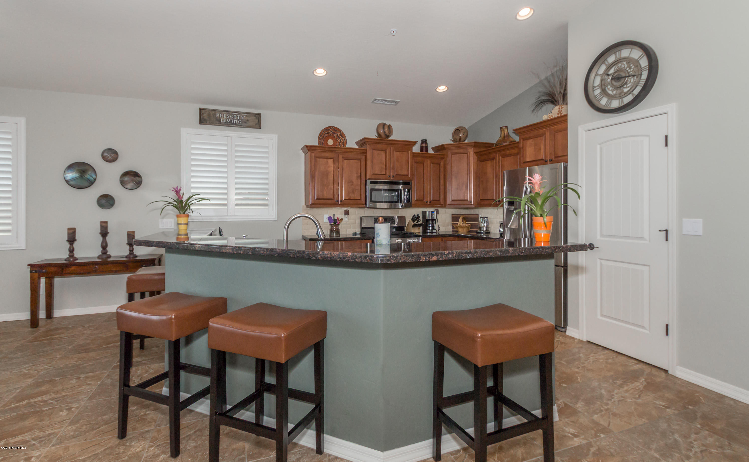005_Island and Kitchen