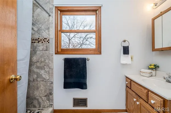 $389,900 | 480 Lone Pine Lane, St. Clair, MO 63077