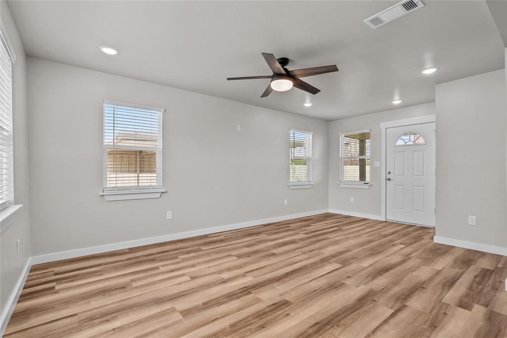 1058 East Reno Road Azle, TX 76020 - Photo 7 of 21