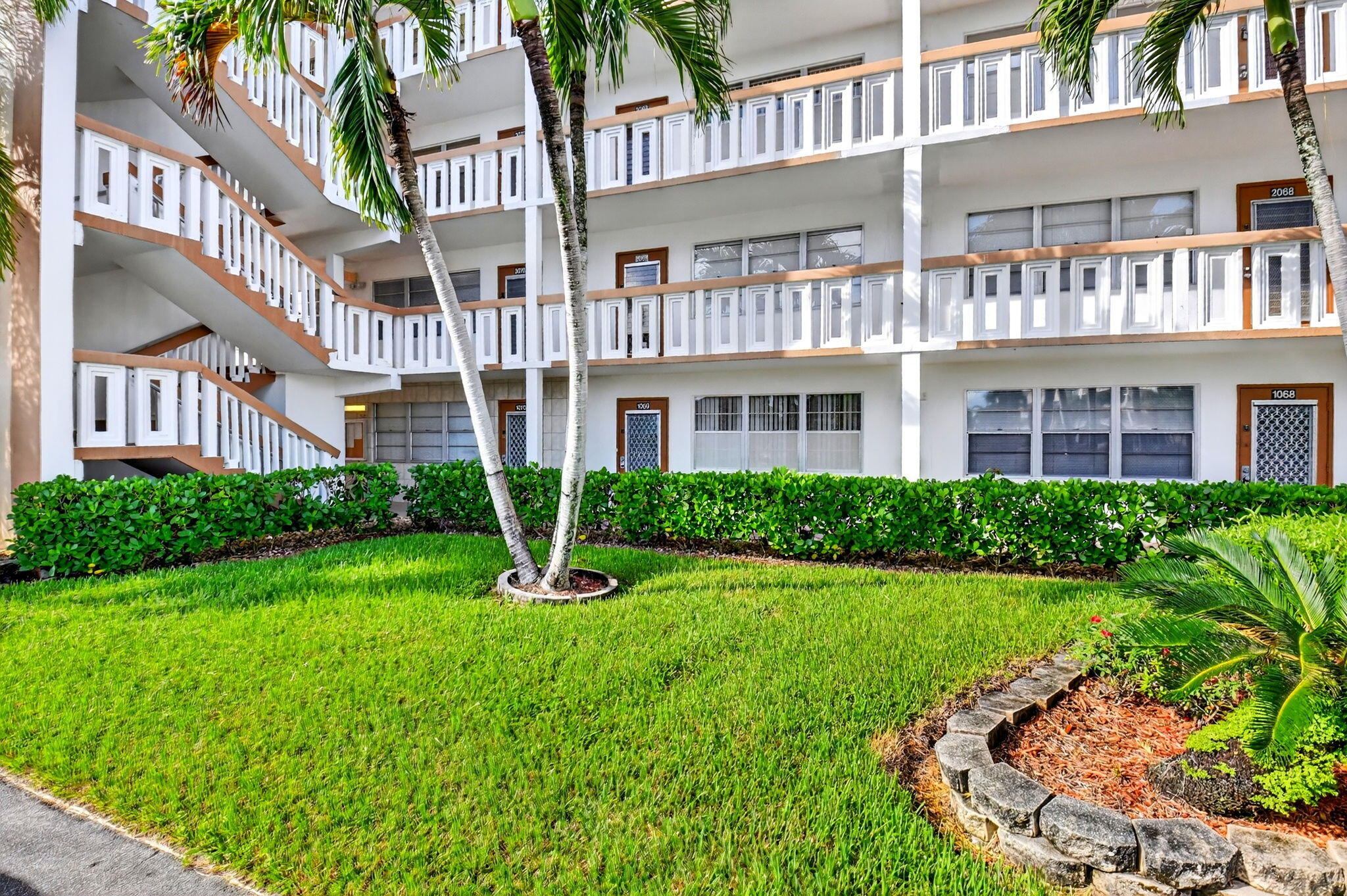 1069 Cornwall East, Unit D Boca Raton, FL 33434 - Photo 2 of 33 3-web-or-mls-DSC_9883
