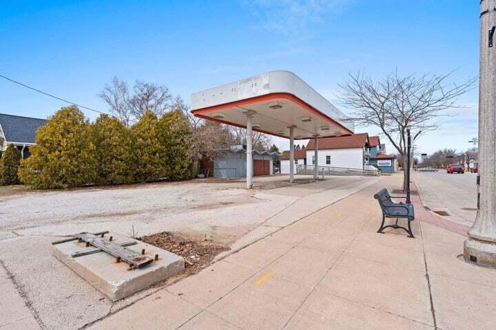 2106 Washington Street Two Rivers, WI 54241 - Photo 3 of 13 20250407141125175987000000-o