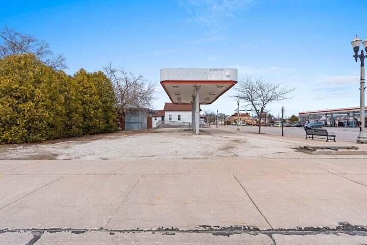 2106 Washington Street Two Rivers, WI 54241 - Photo 4 of 13 20250407141122193547000000-o