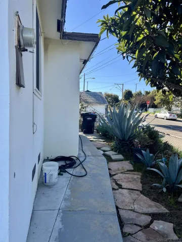 a view of a backyard