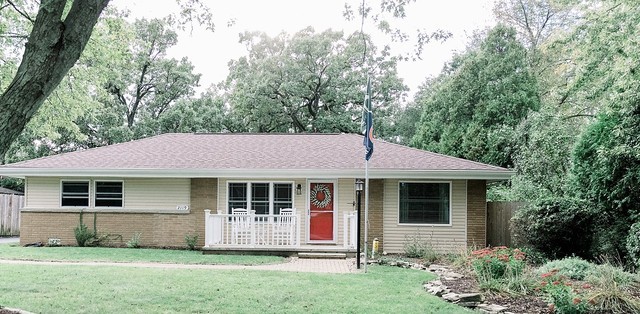 2119 Fairfield Road Lindenhurst, IL 60046 - Photo 2 of 22 a front view of a house with a garden