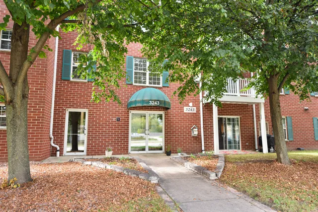 $160,000 | 3243 South 92nd Street, Unit 111, Milwaukee, WI 53227