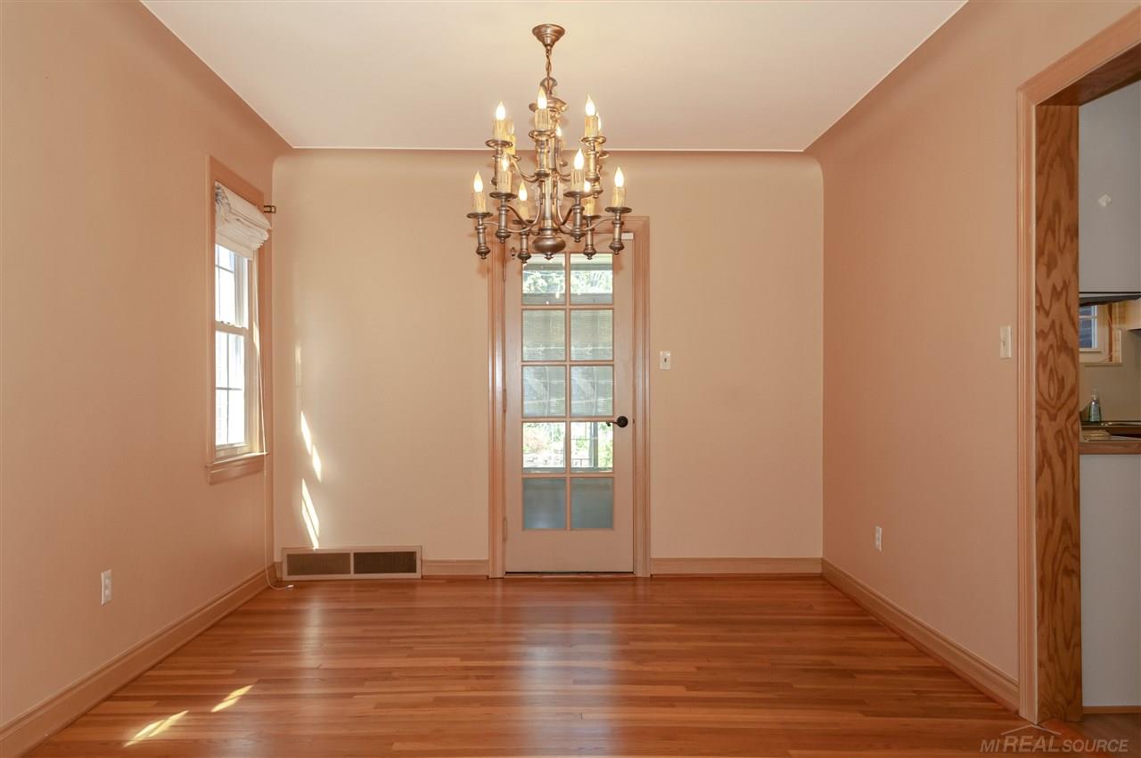 456 Roland Road Grosse Pointe, MI 48236 - Photo 9 of 37 50022917-8.JPG