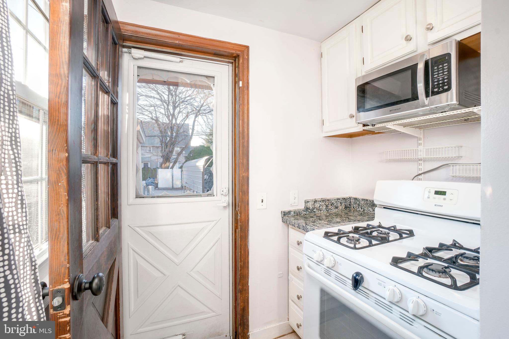 22 Eastship Road Baltimore, MD 21222 - Photo 10 of 28 Microwave & Gas Stove / Oven