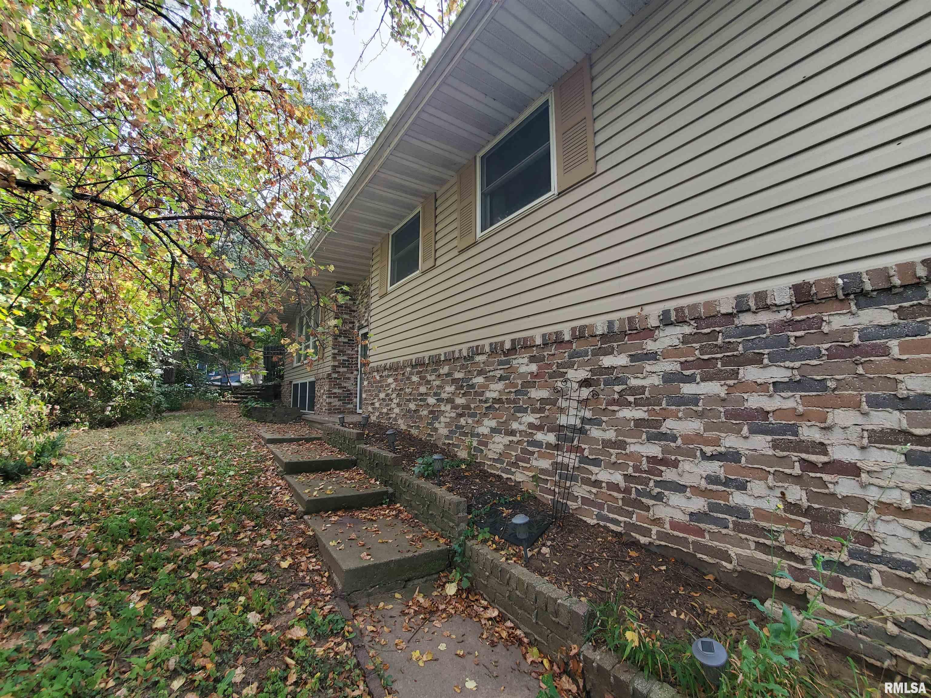 1637 Harrison Drive Clinton, IA 52732 - Photo 2 of 14