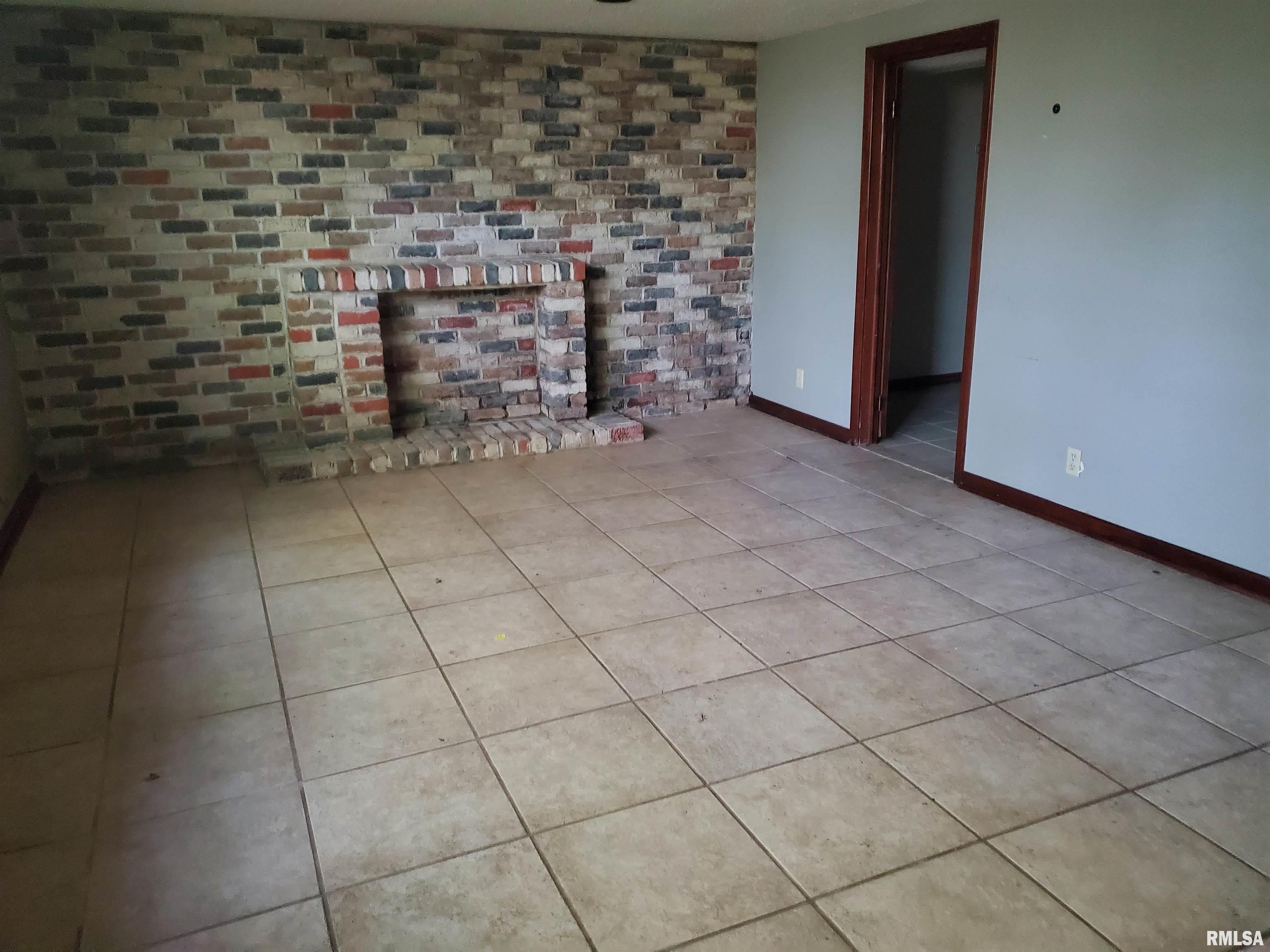 1637 Harrison Drive Clinton, IA 52732 - Photo 3 of 14