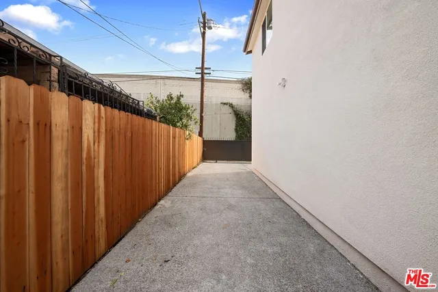 $5,200 | 5912 South Flower Street, Los Angeles, CA 90003