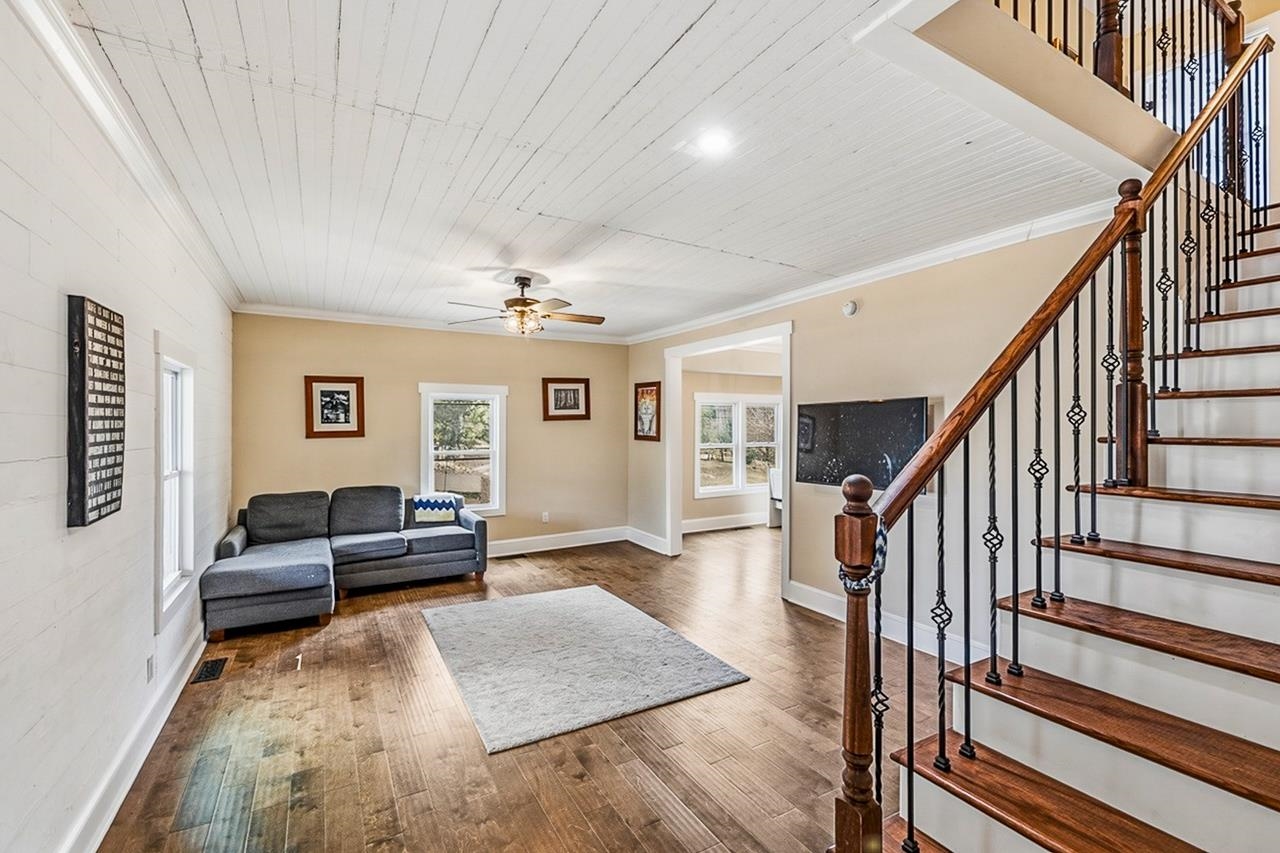 314 Depot Street Campobello, SC 29322 - Photo 8 of 42