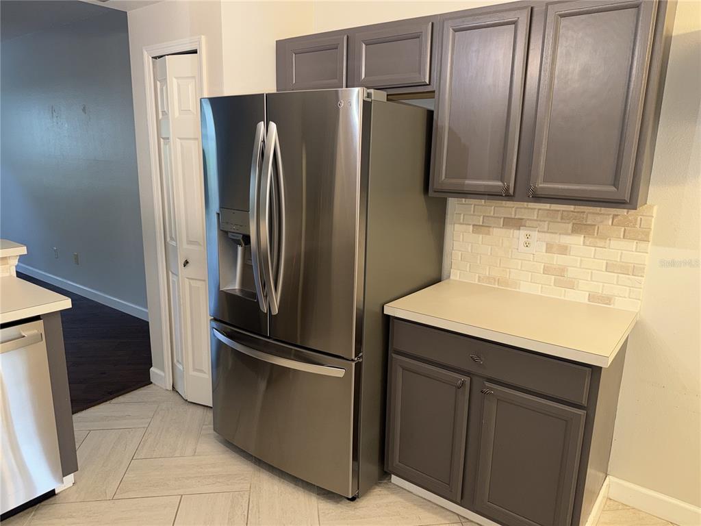 550 Cranes Way, Unit 116 Altamonte Springs, FL 32701 - Photo 6 of 29 a metallic refrigerator freezer sitting in a kitchen