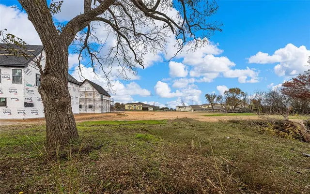 a view of a yard with a house