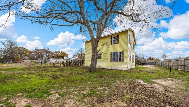 a view of a back yard of the house