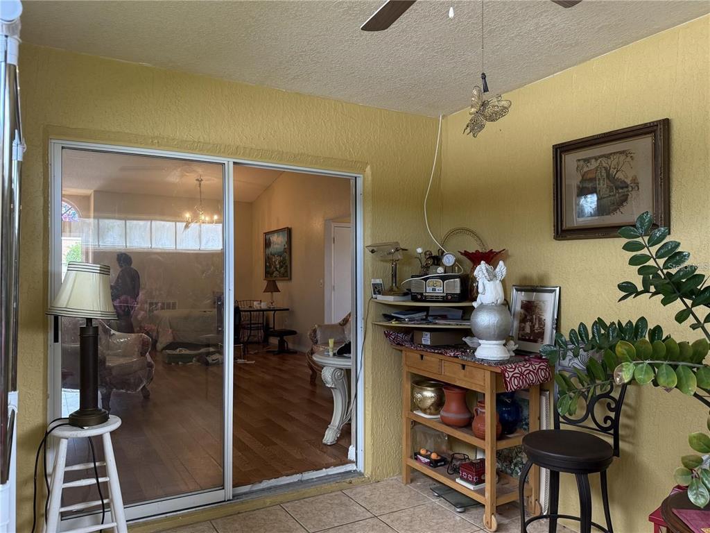 871 Reflections Loop East Winter Haven, FL 33884 - Photo 14 of 23 a room with furniture a potted plant and a lamp