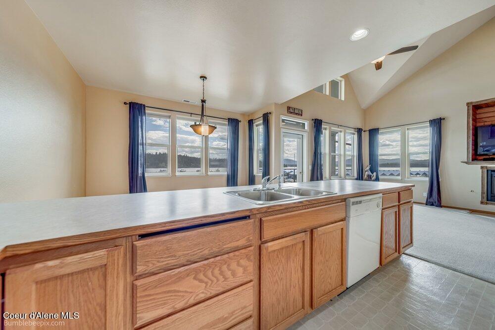 46700 Highway 200, Unit 103 Hope, ID 83836 - Photo 13 of 37 Kitchen