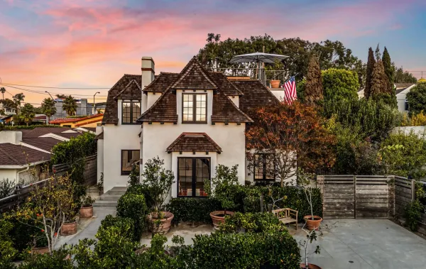 a view of entryway and hall