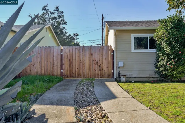 a view of backyard with pathway
