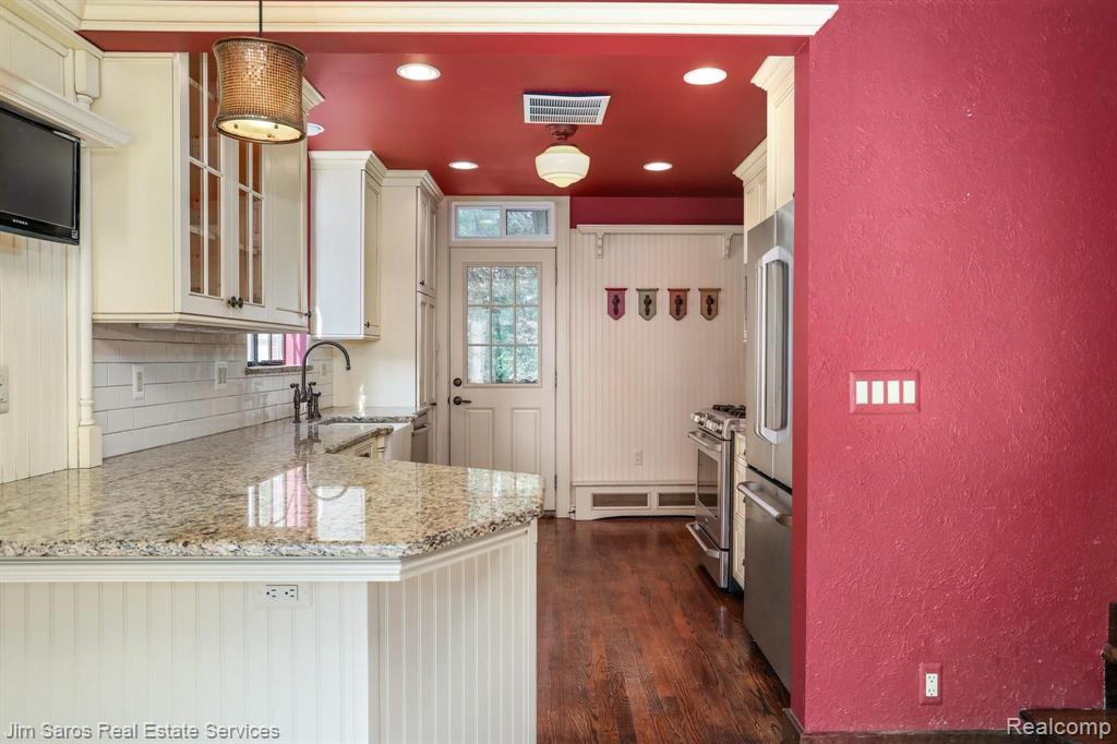328 Fisher Road Grosse Pointe Farms, MI 48230 - Photo 10 of 24