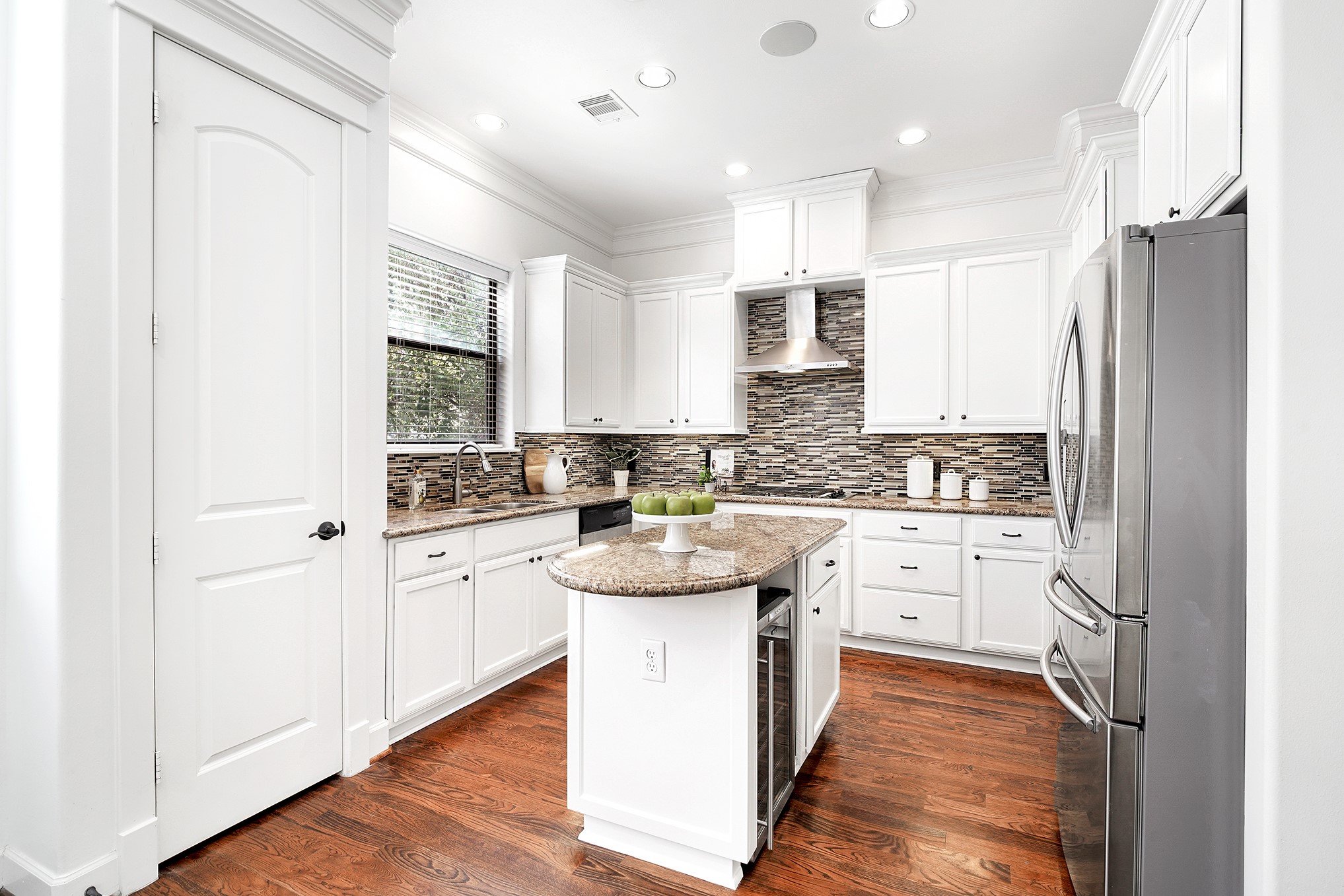 612 West 27th Street Houston, TX 77008 - Photo 16 of 36 a kitchen with white cabinets and white appliances