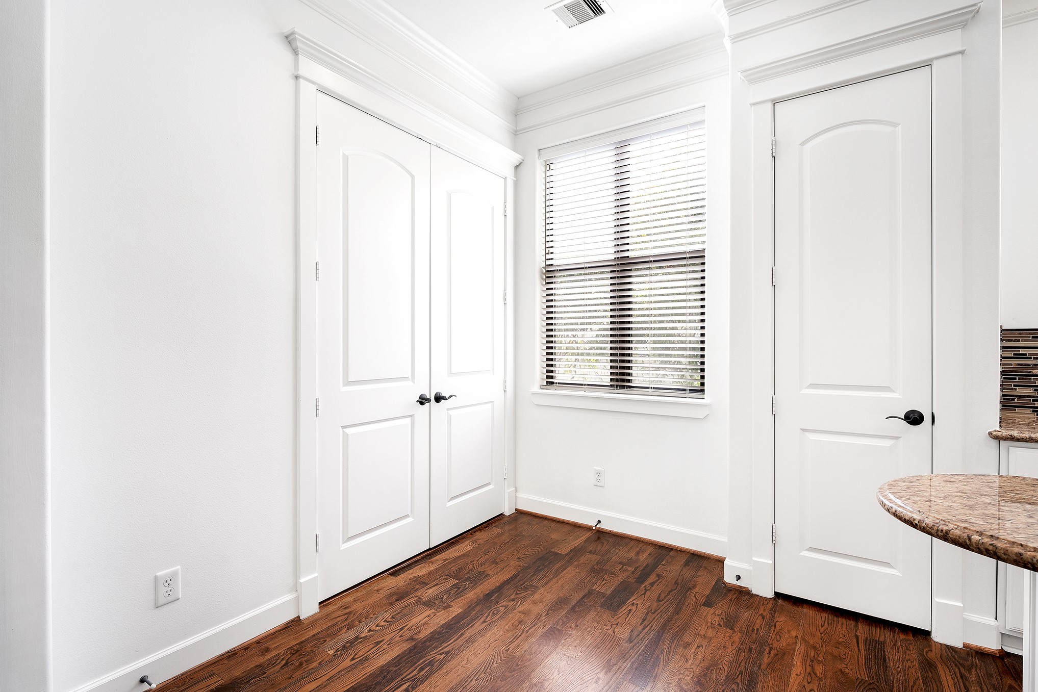 612 West 27th Street Houston, TX 77008 - Photo 21 of 36 an empty room with wooden floor and windows