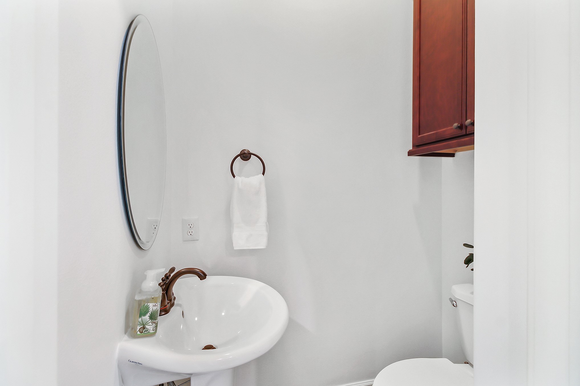 612 West 27th Street Houston, TX 77008 - Photo 23 of 36 a bathroom with a sink a toilet and mirror