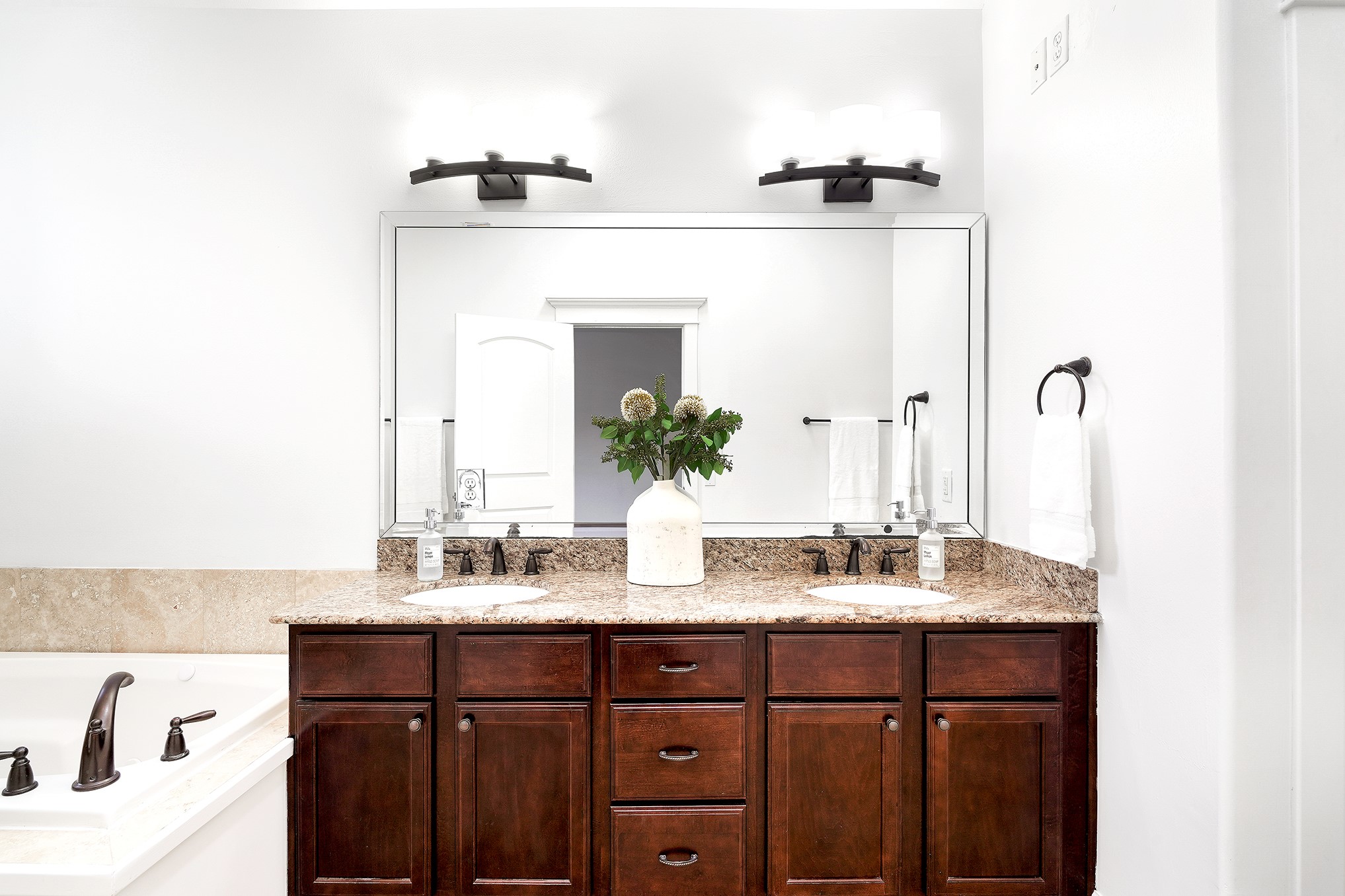 612 West 27th Street Houston, TX 77008 - Photo 31 of 36 a bathroom with a sink and a mirror