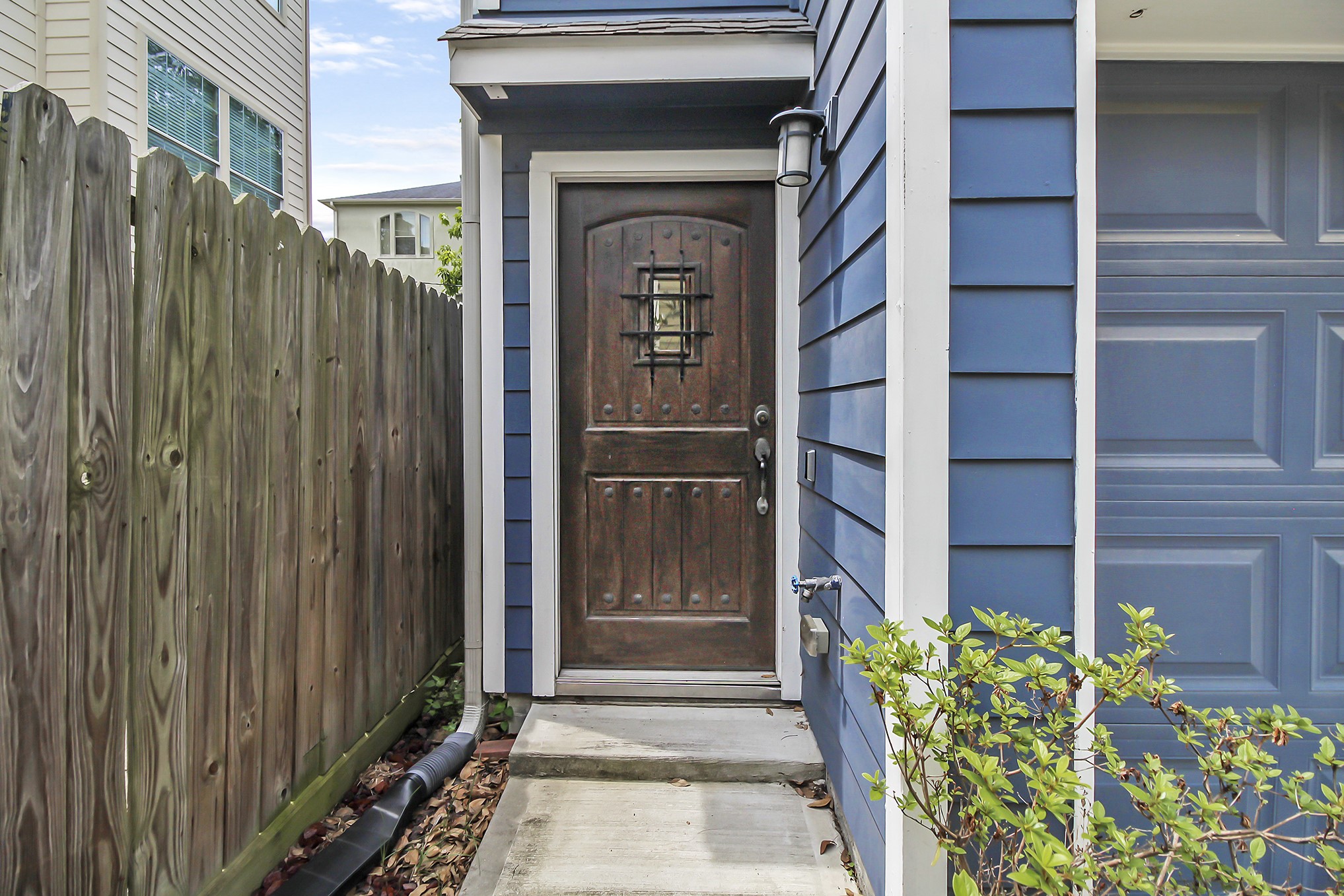 612 West 27th Street Houston, TX 77008 - Photo 4 of 36 a front view of a house with a blue gate